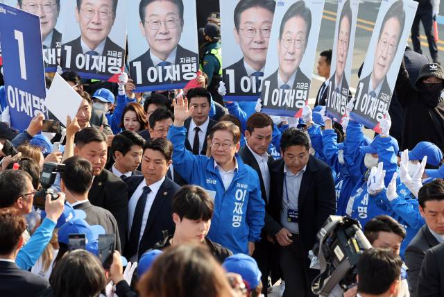 이재명 더불어민주당 대선 후보의 선거운동원들이 14일 경남 통영 강구안 문화마당에서 피켓을 높이 들어 이 후보를 에워싼 채 이동하고 있다. 이 후보는 15일 영·호남 화합의 상징인 경남 하동군 화개장터를 시작으로 전남 광양·여수·순천·목포 등 호남지역을 방문해 유권자들과 만날 예정이다. 통영=오승현 기자 2025.05.14