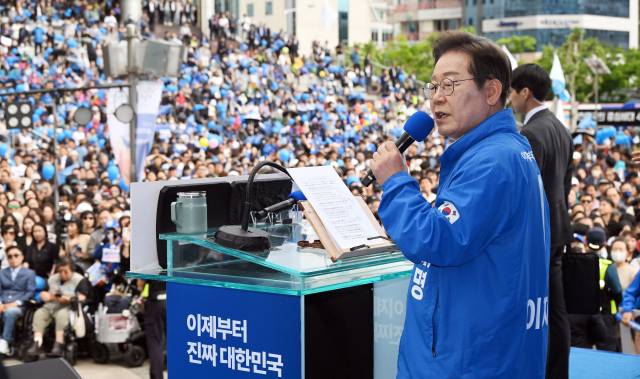 이재명 더불어민주당 대선 후보가 17일 수많은 인파가 운집한 광주 서구 김대중컨벤션센터 광장에서 지지를 호소하고 있다. 광주=오승현 기자 2025.05.17