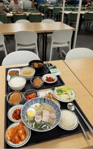 5월 2일 서울 영등포구 여의도 FKI타워 구내식당에서 배식한 ‘뚝배기에 담은 안동찜닭+납작당면’(위)과 돈코츠라멘. 조영철 기자