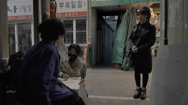 영화 <케이 넘버>는 해외 입양인 미오카 밀러 씨(오른쪽)가 친생부모를 찾는 과정을 추적한다. ⓒ마노엔터테인먼트 제공