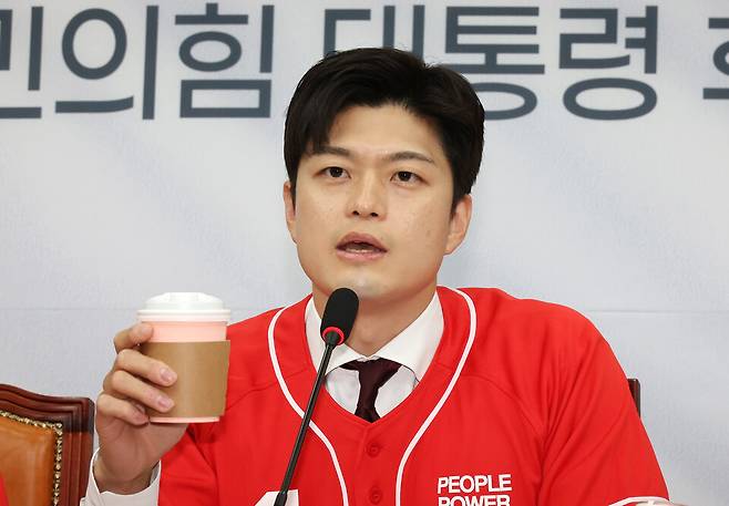 김용태 국민의힘 비상대책위원장이 19일 국회에서 열린 중앙선거대책위원회 회의에서 "어떤 분이 커피를 8000원에서 1만원 받는데 원가가 120원이더라 했다. 커피 관련 소상공인이 폭리를 취하는 것처럼 들린다"라며 발언하고 있다. ⓒ연합뉴스