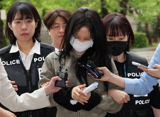 축구 국가대표팀 주장 손흥민의 아이를 임신했다고 주장하며 손씨에게 돈을 뜯어내려 한 양아무개씨가 17일 영장실질심사를 받기 위해 서울중앙지법에 들어서고 있다. ⓒ연합뉴스