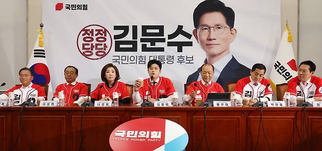 김용태 국민의힘 비상대책위원장(가운데)이 19일 국회에서 열린 중앙선거대책위원회 회의에서 "어떤 분이 커피를 8000원에서 1만원 받는데 원가가 120원이더라 했다. 커피 관련 소상공인이 폭리를 취하는 것처럼 들린다"라며 발언하고 있다. ⓒ연합뉴스