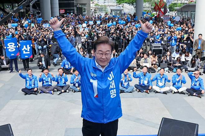 이재명 더불어민주당 대선 후보가 19일 서울 용산역광장에서 열린 집중유세에서 연설을 마친 후 엄지를 들어 보이고 있다. ⓒ연합뉴스