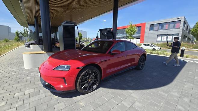 포르쉐 차징 라운지에서 급속 충전 중인 타이칸 GTS. 원성열 기자 sereno@donga.com