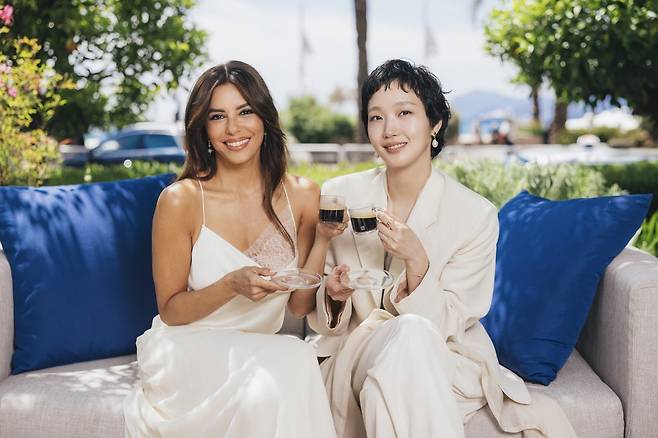 에바 롱글리아와 1년 만에 재회한 김고은 (사진 제공=네스프레소)