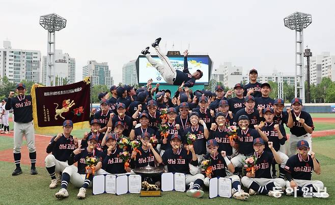 성남고 선수들이 19일 목동구장에서 열린 제79회 황금사자기 전국고교야구대회 겸 주말리그 왕중왕전(동아일보사·스포츠동아·대한야구소프트볼협회 공동주최) 결승전에서 유신고를 10-4로 꺾고 우승을 확정한 뒤 기뻐하고 있다. 목동｜양회성 동아일보 기자 yohan@donga.com