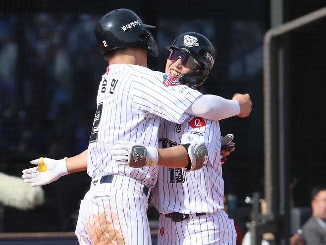 롯데 전민재(오른쪽)가 18일 부산 사직야구장에서 열린 삼성과 경기에서 5회 말 3점 홈런을 치고 동료의 환영을 받고 있다. 연합뉴스