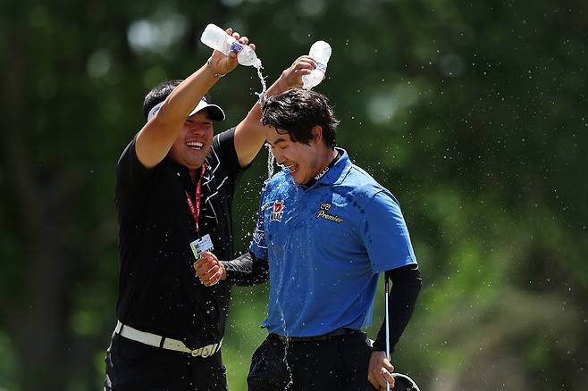김성현(오른쪽)이 19일 열린 콘페리 투어 애드벤트헬스 챔피언십 최종 라운드에서 우승을 확정지은 뒤 이승택의 축하를 받고 있다. 게티이미지코리아