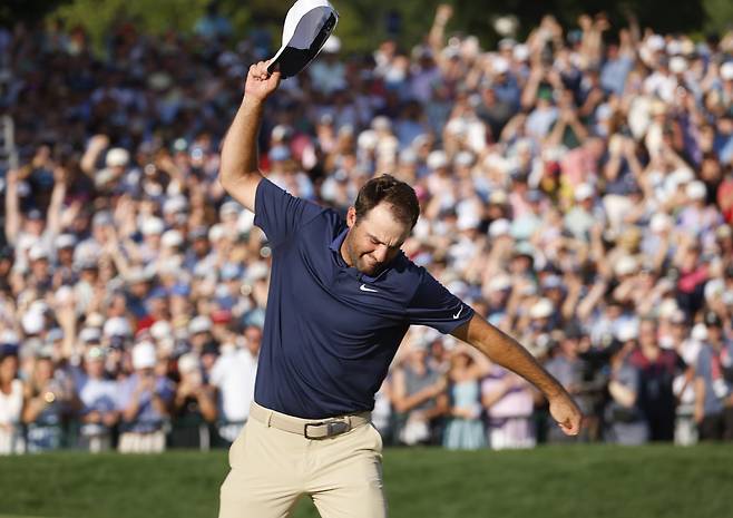 스코티 세플러가 19일 미국 노스캐롤라이나주 샬럿의 퀘일 할로 클럽에서 열린 제107회 PGA 챔피언십 최종라운드에서 마지막 퍼트를 넣은 뒤 모자를 벗어 그린에 집어던지는 세리머니로 자신의 3번째 메이저 우승순간을 만끽하고 있다. 샬럿｜UPI연합뉴스