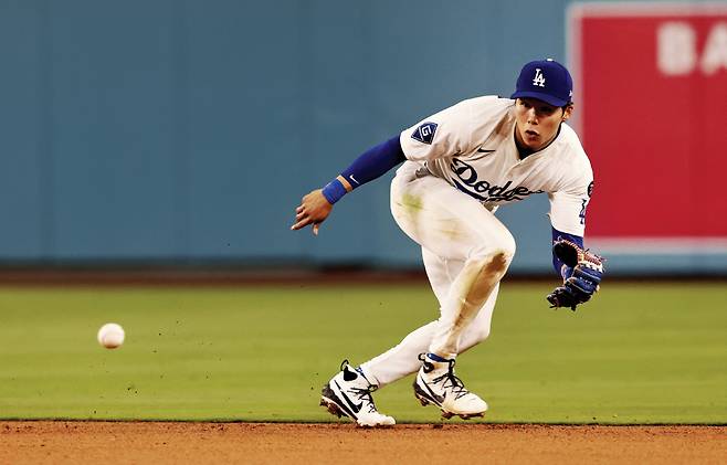 LA다저스 김혜성이 지난 14일 다저스타디움에서 열린 애슬레틱스와의 경기에서 5회초 땅볼을 잡고있다. 로이터연합뉴스