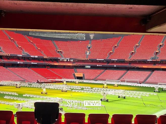 ▲ 토트넘 홋스퍼-맨체스터 유나이티드의 2024-25 유럽축구연맹 유로파리그(UEL) 결승전이 열리는 스페인 빌바오의 에스타디오 산 마메스, 채광기를 설치하고 잔디 관리 중인 모습이 보였다.