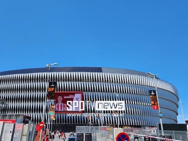 ▲ 경기장 바로 건너의 건물에는 순혈주의 아틀레틱 빌바오를 상징하는 니코 윌리엄스 광고 게시물이 설치됐다. 경기장 안이 유럽축구연맹(UEFA)의 상업 권리가 있어 절묘하게 설치된 광고다(사진 위). 아직까지는 빌바오 리그 최종전이 남아 있어 25일 FC바르셀로나전 홈 경기 홍보 중이다(사진 가운데). 유럽 각지에서 오는 버스가 도착하는 경기장 바로 앞 빌바오 버스 터미널. 프랑스 파리, 벨기에 브뤼셀 등에서 버스가 오간다(사진 맨 아래).