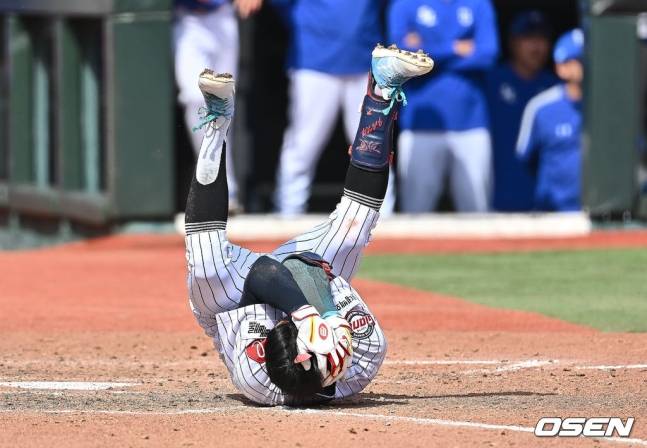 롯데 장두성이 18일 사직 삼성전에서 머리에 공을 맞고 쓰러졌다.