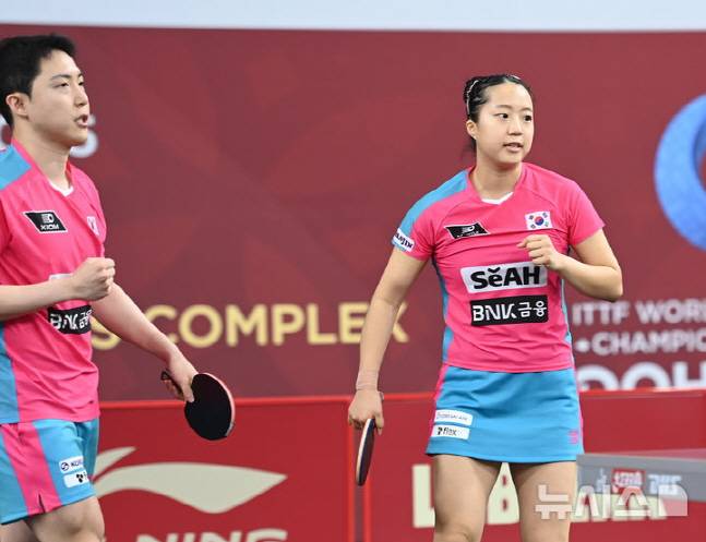 임종훈(왼쪽)과 신유빈이 18일 세계탁구선수권 혼합복식 64강에서 득점 후 기뻐하고 있다. /사진=뉴시스