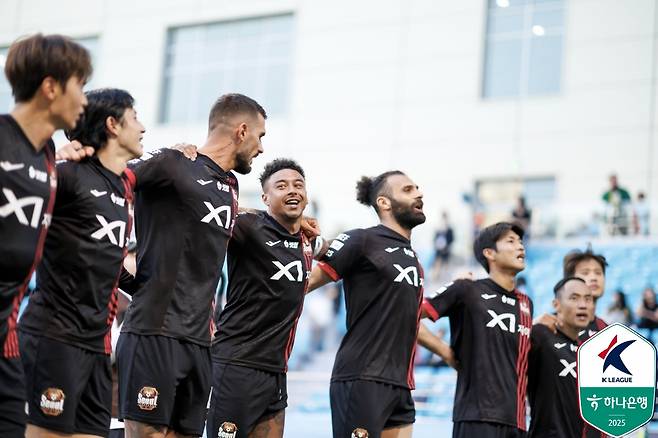 제시 린가드(왼쪽 네 번째) 등 FC서울 선수들이 18일 대구FC전 승리 후 세리머니를 하고 있다. /사진=한국프로축구연맹 제공