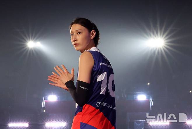 KYK 인비테이셔널 2025 여자배구 세계 올스타전 팀 스타와 팀 월드의 경기에서 경기를 마친 김연경이 박수를 보내고 있다. /사진=뉴시스