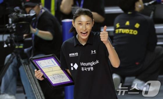 작전판을 들고 선수들을 독려하는 김연경. /사진=뉴스1 제공