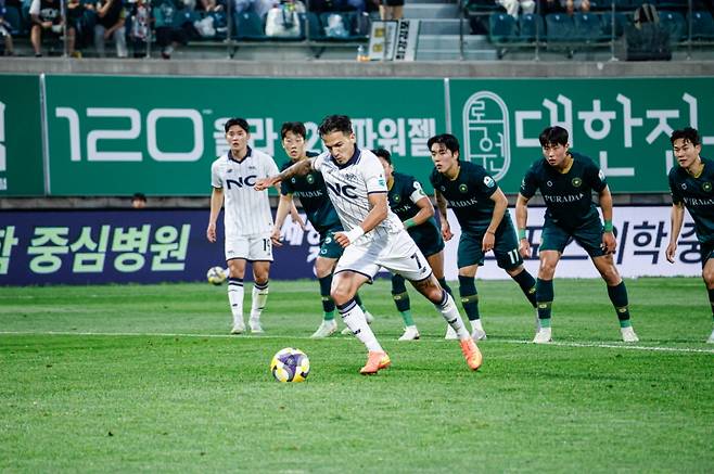 에울레르(가운데)가 페널티킥을 차고 있다. /사진=서울이랜드 제공