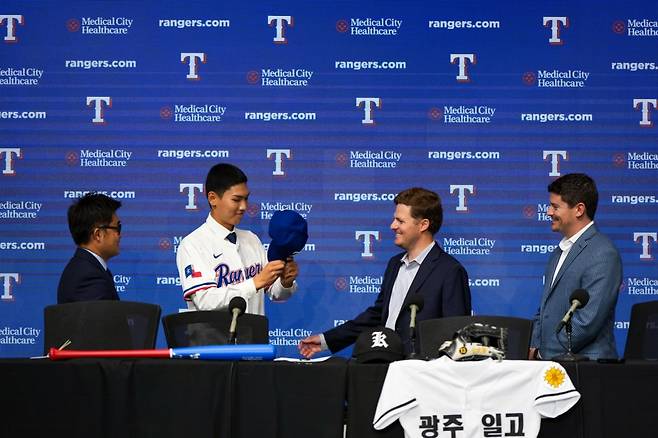텍사스 레인저스에 입단한 김성준.(왼쪽에서 두 번째) /사진=리코스포츠에이전시 제공