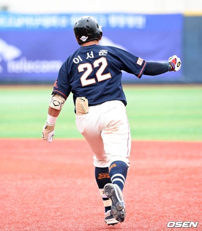 성남고 이서준이 19일 목동야구장에서 펼쳐진 유신고와 황금사자기 결승전 6회초 쐐기 투런포를 때려냈다.