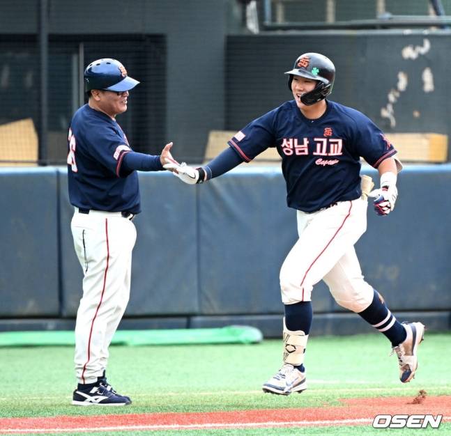 성남고 이서준(오른쪽)이 19일 목동야구장에서 펼쳐진 유신고와 황금사자기 결승전 6회초 쐐기 투런포를 때려냈다.