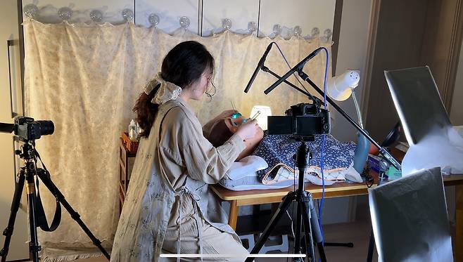 지난 5월 11일 유튜버 하쁠리가 경기 양주 집에서 여드름이 잔뜩 난 카우보이 우디에게 여드름을 압출하는 상황극 ASMR 영상을 촬영하고 있다. 하쁠리 제공