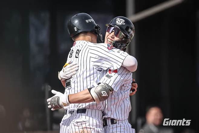 롯데 자이언츠 내야수 전민재가 18일 부산 사직야구장에서 열린 2025 신한 SOL Bank KBO리그 삼성 라이온즈와의 팀 간 6차전에 5번타자 겸 유격수로 선발출전, 4타수 1안타 1홈런 3타점 1득점을 기록하며 팀 승리를 이끌었다. 사진 롯데 자이언츠