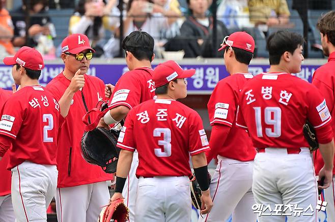 18일 오후 대전 한화생명 볼파크에서 열린 '2025 신한 SOL Bank KBO리그' SSG 랜더스와 한화 이글스의 경기, SSG가 한화에 7:3으로 승리하며 위닝시리즈를 달성했다.  이날 경기에서 승리한 SSG 이숭용 감독이 선수들과 하이파이브를 하고 있다. 대전, 김한준 기자