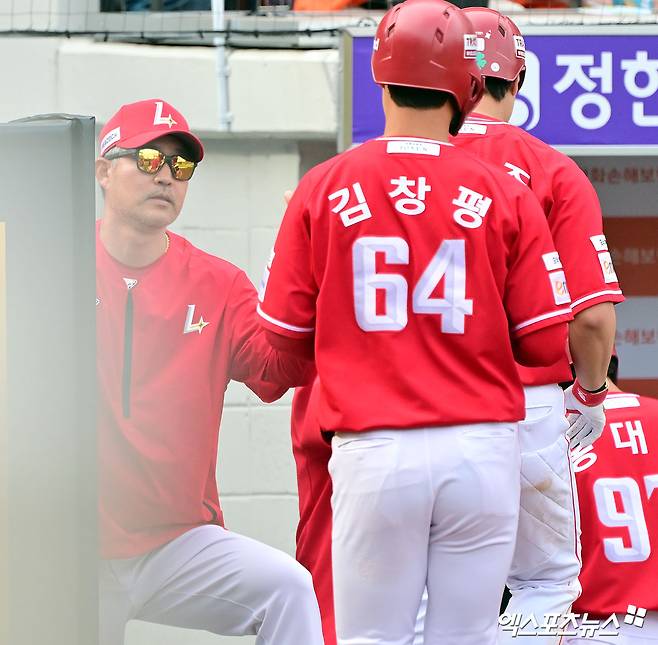 18일 오후 대전 한화생명 볼파크에서 열린 '2025 신한 SOL Bank KBO리그' SSG 랜더스와 한화 이글스의 경기, 8회초 2사 1,2루 SSG 고명준이 스리런 홈런을 날린 후 이숭용 감독의 축하를 받고 있다. 대전, 김한준 기자