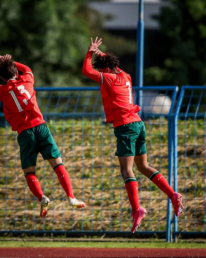 포르투갈 U-15 축구 국가대표팀이 19일(한국시간) 크로아티아에 있는 스베티 마르틴 나 무리에서 열린 크로아티아와의 2025 브라트코 마르코비치 국제 U-15 축구 친선 대회에서 3-2로 승리했다. 호날두 주니어가 이날 멀티 골을 터뜨리면서 이번 대회 우승의 주역 중 한 명이 됐다. SNS