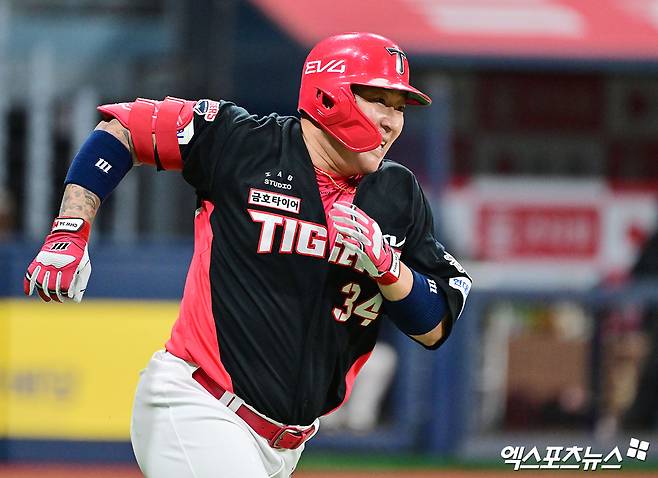 7일 오후 서울 구로구 고척스카이돔에서 열린 '2025 신한 SOL Bank KBO리그' KIA 타이거즈와 키움 히어로즈의 경기, 6회초 무사 2,3루 KIA 최형우가 2타점 3루타를 날리고 있다. 엑스포츠뉴스 DB