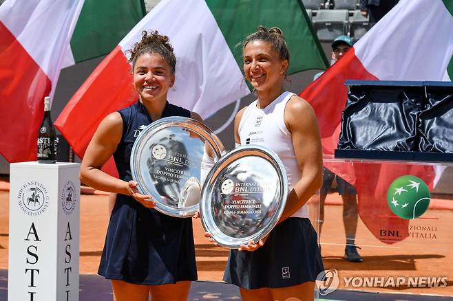 복식 우승 파올리니(왼쪽)와 에라니. [EPA=연합뉴스]