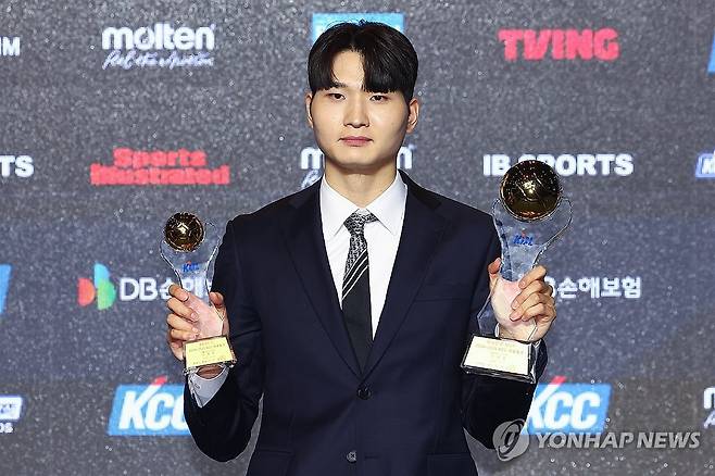 이번 시즌의 주인공은 안영준 (서울=연합뉴스) 서대연 기자 = 9일 오후 서울 강남구 그랜드 인터컨티넨탈 서울 파르나스에서 열린 2024-2025 KCC 프로농구 시상식에서 BEST5와 국내 선수 MVP를 수상한 서울 SK 안영준이 트로피를 들고 기념 촬영을 하고 있다. 2025.4.9 dwise@yna.co.kr