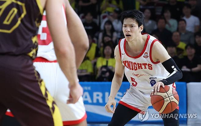 SK 김선형 '돌파' (창원=연합뉴스) 김동민 기자 = 15일 경남 창원체육관에서 열린 2024∼2025시즌 프로농구 창원 LG 세이커스와 서울 SK 나이츠의 챔피언결정전 6차전 경기. SK 김선형이 드리블하고 있다. 2025.5.15 image@yna.co.kr