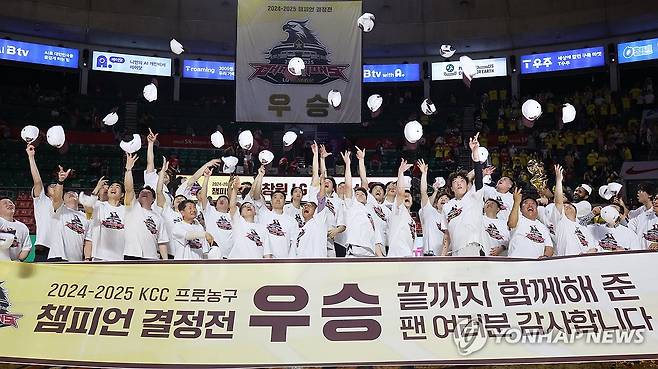 우승 기뻐하는 LG세이커스 (서울=연합뉴스) 최재구 기자 = 17일 서울 잠실학생체육관에서 열린 2024∼2025시즌 프로농구 서울 SK 나이츠와 창원 LG 세이커스의 챔피언결정전 7차전 경기에서 승리한 LG 선수들이 환호하고 있다. 2025.5.17 jjaeck9@yna.co.kr