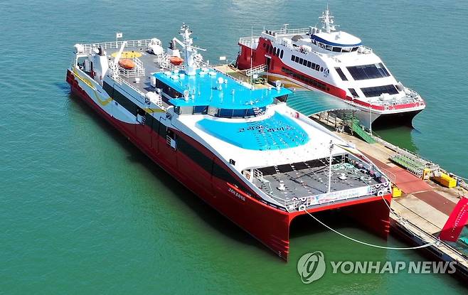 인천∼백령도 항로 오가는 '코리아프라이드호' 여객선 [연합뉴스 자료사진]