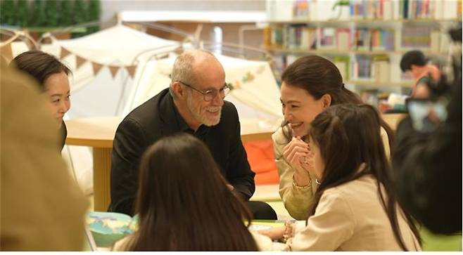 부산 찾은 모레노 교수(가운데) [부산시 제공. 재판매 및 DB 금지]