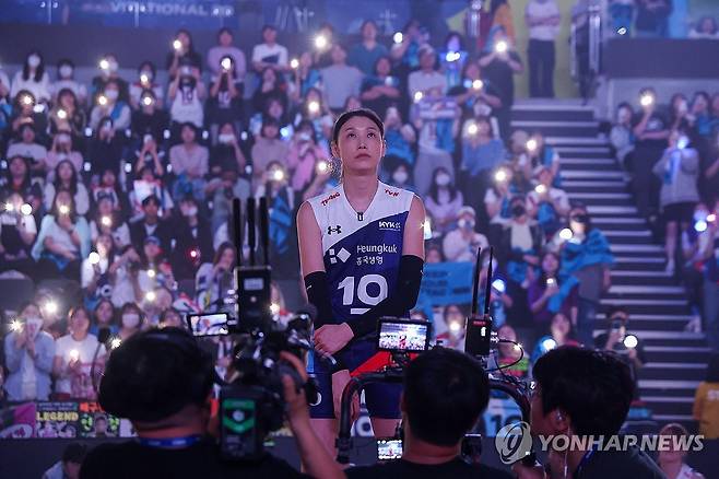 라스트댄스 마친 김연경 (인천=연합뉴스) 서대연 기자 = 배구 김연경이 18일 인천 삼산월드체육관에서 열린 여자배구 세계올스타전 'KYK 인비테이셔널 2025'에서 경기가 종료된 뒤 자신의 영상을 보고 있다. 2025.5.18 dwise@yna.co.kr
