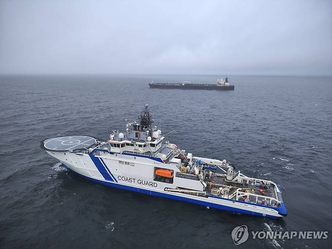 러시아 그림자 선단 소속 의심 선박을 감사하는 핀란드 국경경비대 선박 [EPA 연합뉴스 자료사진]