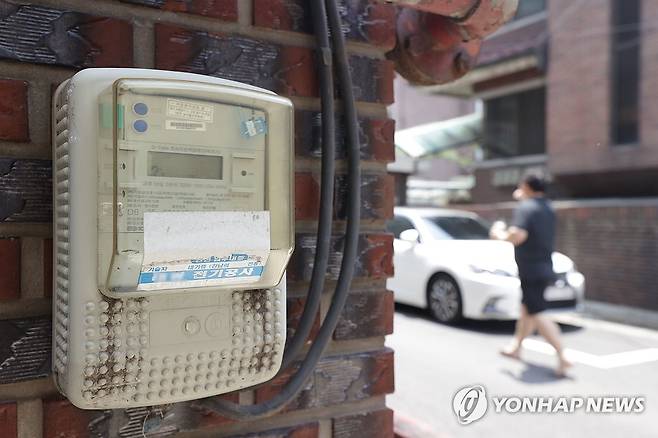 분산에너지법 시행 (서울=연합뉴스) 강민지 기자 = 산업통상자원부에 따르면 차등 전기요금제 시행 근거를 담은 '분산에너지 활성화 특별법'(분산에너지법)이 14일부터 시행된다. 법이 시행돼 이르면 2026년부터 지역별로 소비자들이 부담하는 전기요금이 다르게 매겨질 전망이다. 사진은 이날 서울의 한 주택가 전력계량기. 2024.6.14 mjkang@yna.co.kr