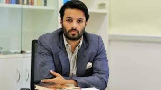 경찰에 체포된 인도 아쇼카대 교수 마흐무다바드 [인도 일간 힌두스탄타임스 캡처. 재판매 및 DB 금지]