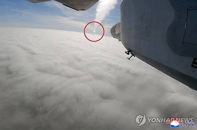 북한 김정은, 공군 방공·공습훈련 지도 (평양 조선중앙통신=연합뉴스) 김정은 북한 국무위원장이 지난 15일 제1공군사단 관하 비행연대를 방문해 공군 반항공(방공)전투 및 공습 훈련을 지도했다고 조선중앙통신이 17일 보도했다. 2025.5.17 
    [국내에서만 사용가능. 재배포 금지. For Use Only in the Republic of Korea. No Redistribution] nkphoto@yna.co.kr