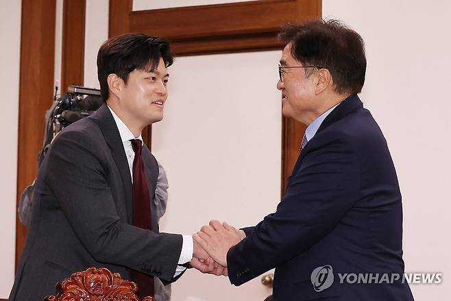 우원식 국회의장 예방한 김용태 비대위원장 (서울=연합뉴스) 김주형 기자 = 우원식 국회의장(오른쪽)이 19일 국회에서 예방한 국민의힘 김용태 비상대책위원장과 인사하고 있다. 2025.5.19 kjhpress@yna.co.kr