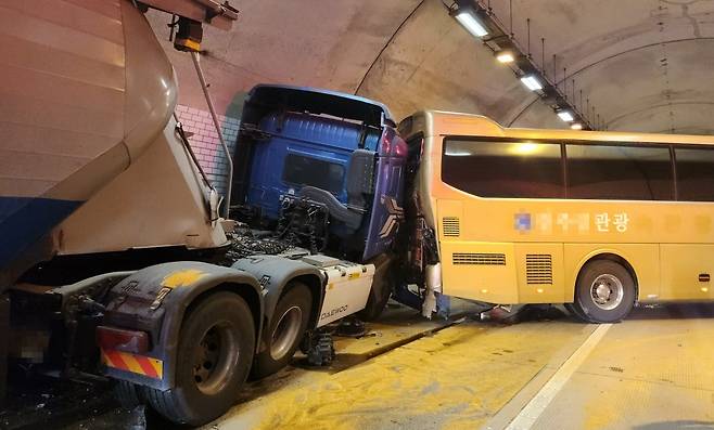 터널 내 사고 [전북특별자치도 소방본부 제공. 재판매 및 DB금지]