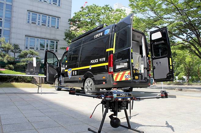 드론 영상 관제차량(뒤)과 드론(앞) [부산경찰청 제공. 재판매 및 DB 금지]