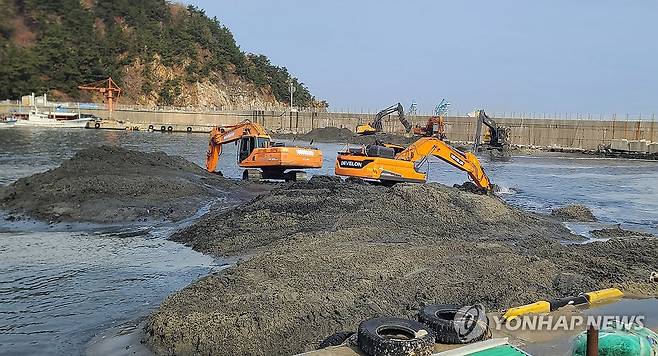 항 내에 쌓인 모래 퍼내는 굴착기 [연합뉴스 자료사진]