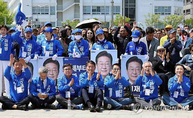 5ㆍ18민주광장에서 열린 민주당 광주시선대위 출정식 [연합뉴스 자료사진]