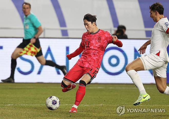 슛 시도하는 양민혁 (수원=연합뉴스) 김성민 기자 = 25일 경기도 수원시 수원월드컵경기장에서 열린 2026 북중미 월드컵 아시아 3차 예선 B조 8차전 대한민국과 요르단의 경기. 양민혁이 슛을 시도하고 있다. 2025.3.25 ksm7976@yna.co.kr