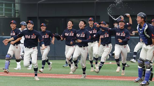 55년 만에 황금사자기 전국고교야구대회 우승 차지한 성남고  (서울=연합뉴스) 19일 서울 양천구 목동야구장에서 열린 황금사자기 결승전에서 성남고 선수들이 우승한 뒤 더그아웃에서 나와 기뻐하고 있다. [동아일보 제공. 재판매 및 DB 금지]